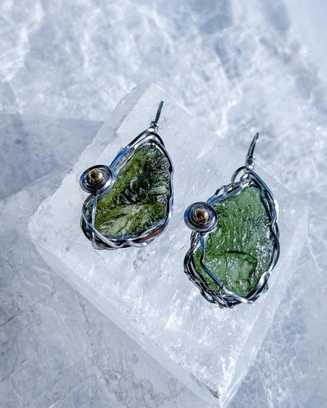 Transparent green 2.0 g Moldavite pendant from Maruškovo Pole wrapped in stainless steel wire with a gold-plated round bead