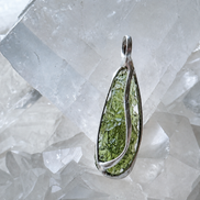moldavite pendant featuring a 2.8 g from Nesměň, hand-set in a lead-free tin alloy