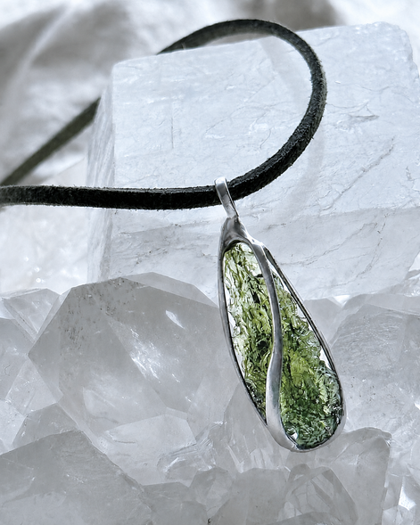 moldavite pendant featuring a 2.8 g from Nesměň, hand-set in a lead-free tin alloy