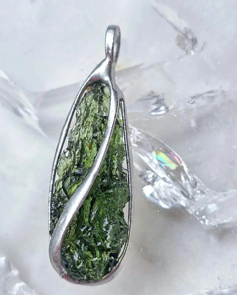 moldavite pendant featuring a 2.8 g from Nesměň, hand-set in a lead-free tin alloy