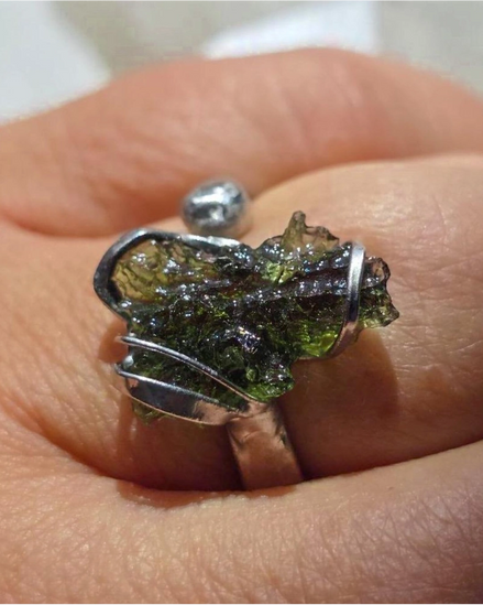 Adjustable moldavite ring with a 0.87g transparent green stone from Nesměň, featuring spiked sculpting in a tin and silver alloy setting.