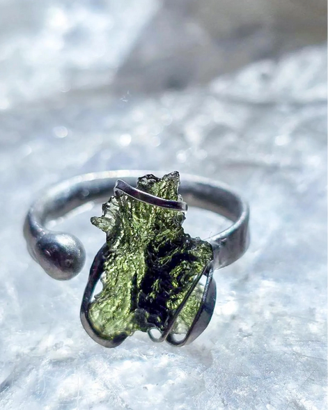 Adjustable moldavite ring with a 0.87g transparent green stone from Nesměň, featuring spiked sculpting in a tin and silver alloy setting.