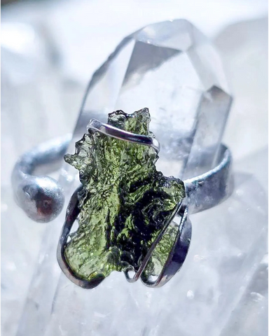 Adjustable moldavite ring with a 0.87g transparent green stone from Nesměň, featuring spiked sculpting in a tin and silver alloy setting.