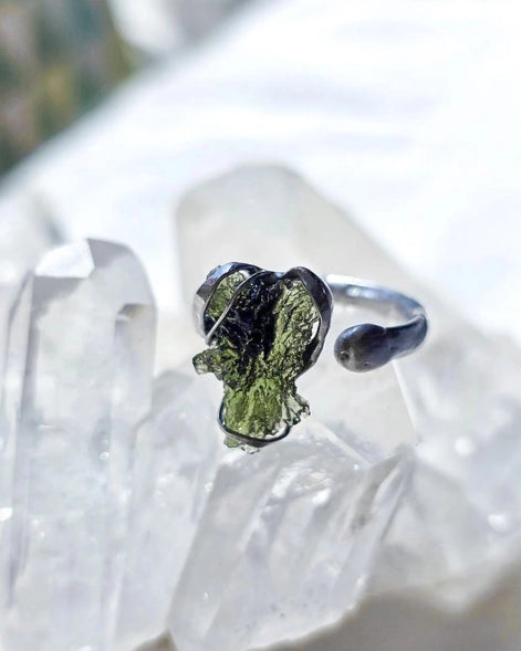 Adjustable moldavite ring with a 0.87g transparent green stone from Nesměň, featuring spiked sculpting in a tin and silver alloy setting.