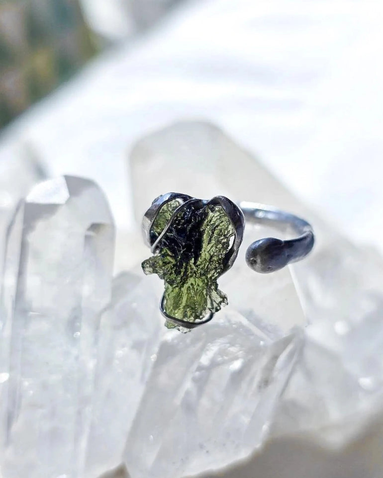 Adjustable moldavite ring with a 0.87g transparent green stone from Nesměň, featuring spiked sculpting in a tin and silver alloy setting.
