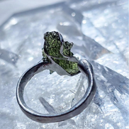 Adjustable moldavite ring with a 0.87g transparent green stone from Nesměň, featuring spiked sculpting in a tin and silver alloy setting.