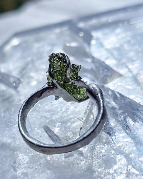 Adjustable moldavite ring with a 0.87g transparent green stone from Nesměň, featuring spiked sculpting in a tin and silver alloy setting.