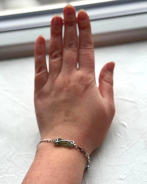 Transparent Chlum Moldavite bracelet with a square-link chain   