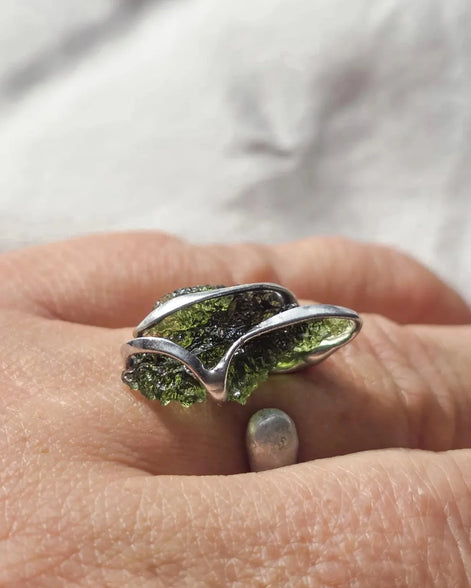 Adjustable ring with a genuine 1.23 g transparent green raw Moldavite from Chlum, Czech Republic, set in lead-free jewellery tin with silver admixture.
