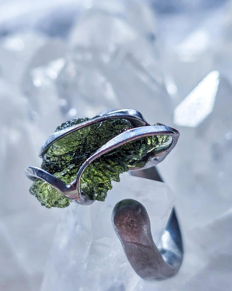 Adjustable ring with a genuine 1.23 g transparent green raw Moldavite from Chlum, Czech Republic, set in lead-free jewellery tin with silver admixture.
