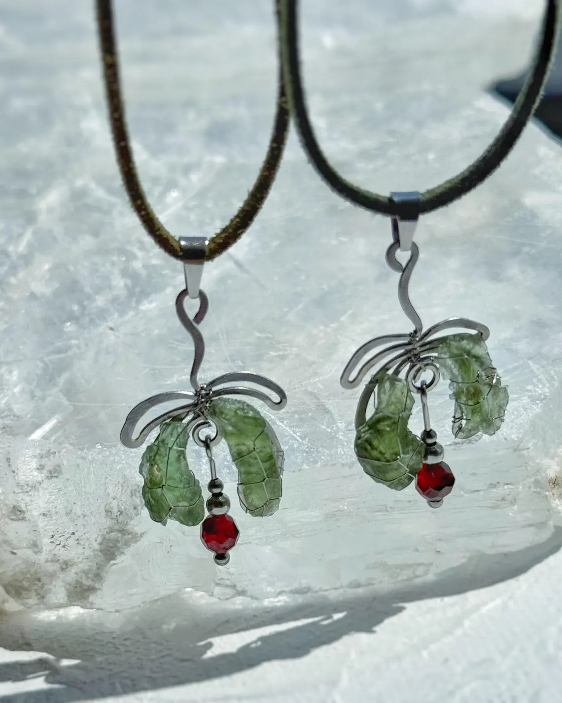 Moldavite & Garnet Pendant, Nesměň, 1.50g