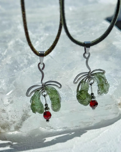 Moldavite & Garnet Pendant, Nesměň, 1.50g