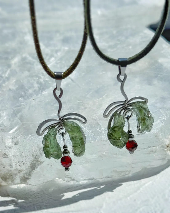 Moldavite & Garnet Pendant, Nesměň, 1.50g