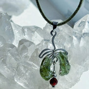 Moldavite & Garnet Pendant, Nesměň, 1.50g