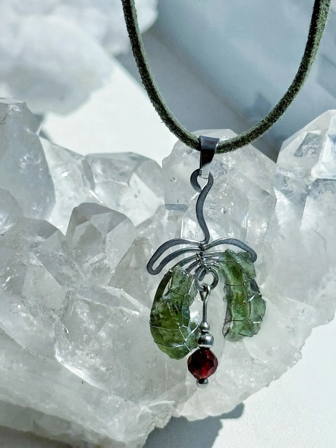 Moldavite & Garnet Pendant, Nesměň, 1.50g