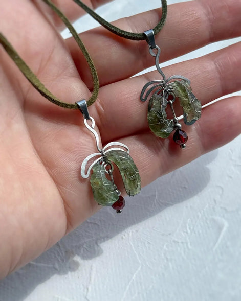 Moldavite & Garnet Pendant, Nesměň, 1.50g