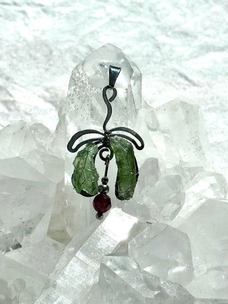 Moldavite & Garnet Pendant, Nesměň, 1.50g