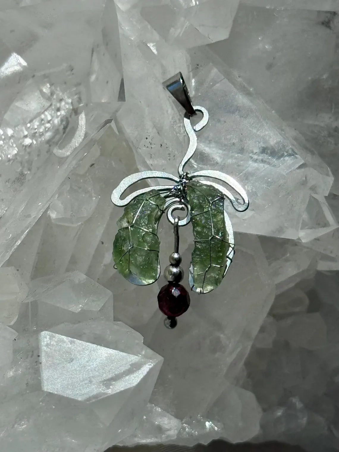 Moldavite & Garnet Pendant, Nesměň, 1.50g
