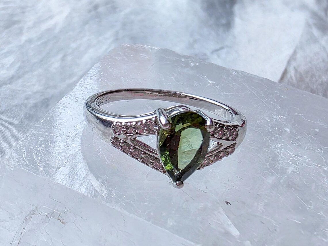 Elegant Faceted Cut Moldavite Ring, Chlum, 0.45g