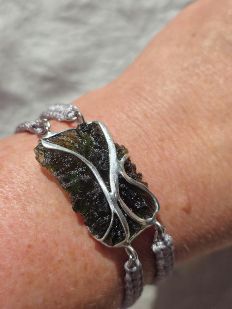 Moldavite Bracelet, Parýz, 7.29g, Gray Braided Cord