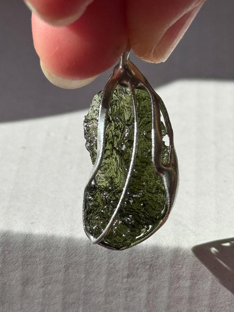 Moldavite pendant, 2.9g, Nesměň