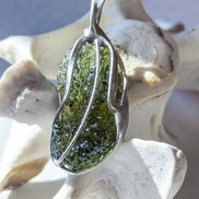 Moldavite pendant, 2.9g, Nesměň