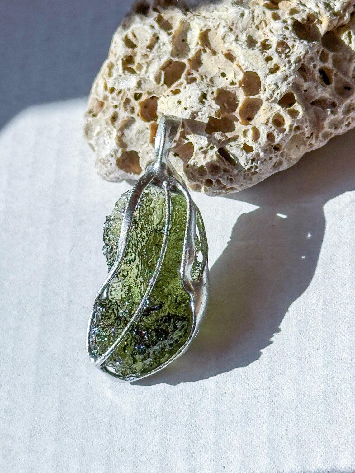 Moldavite pendant, 2.9g, Nesměň