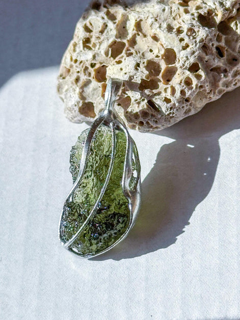 Moldavite pendant, 2.9g, Nesměň