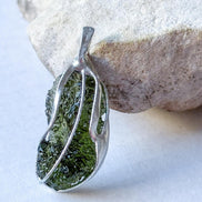 Moldavite pendant, 2.9g, Nesměň