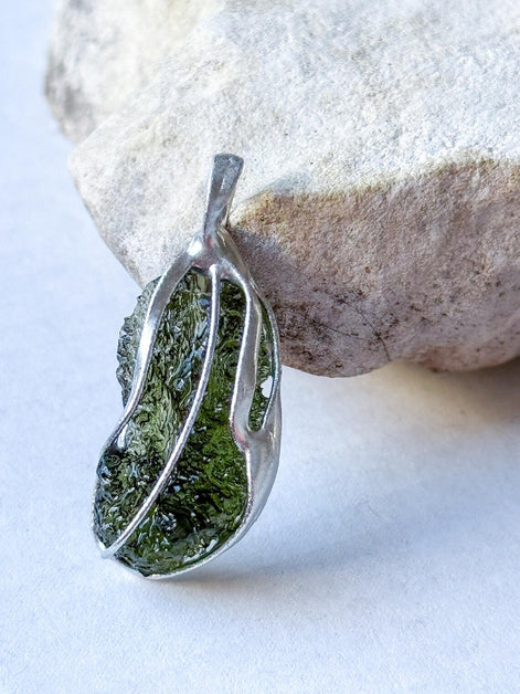 Moldavite pendant, 2.9g, Nesměň