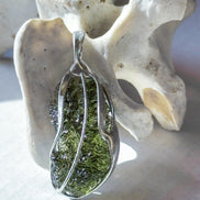 Moldavite pendant, 2.9g, Nesměň