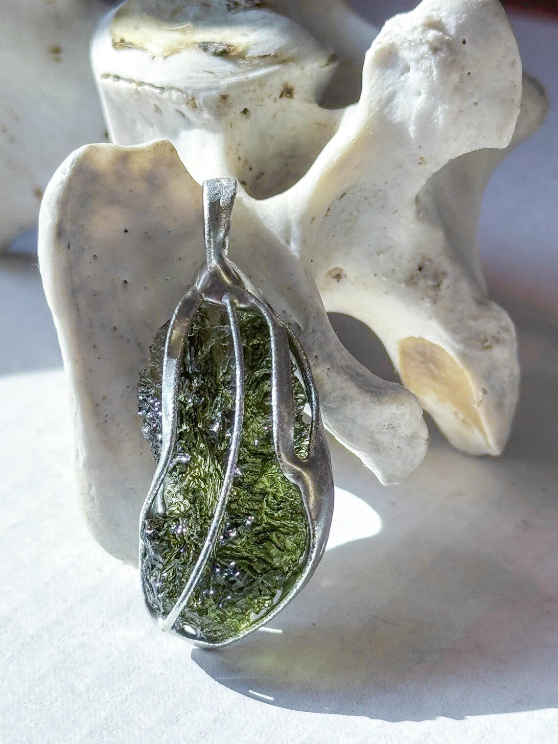 Moldavite pendant, 2.9g, Nesměň