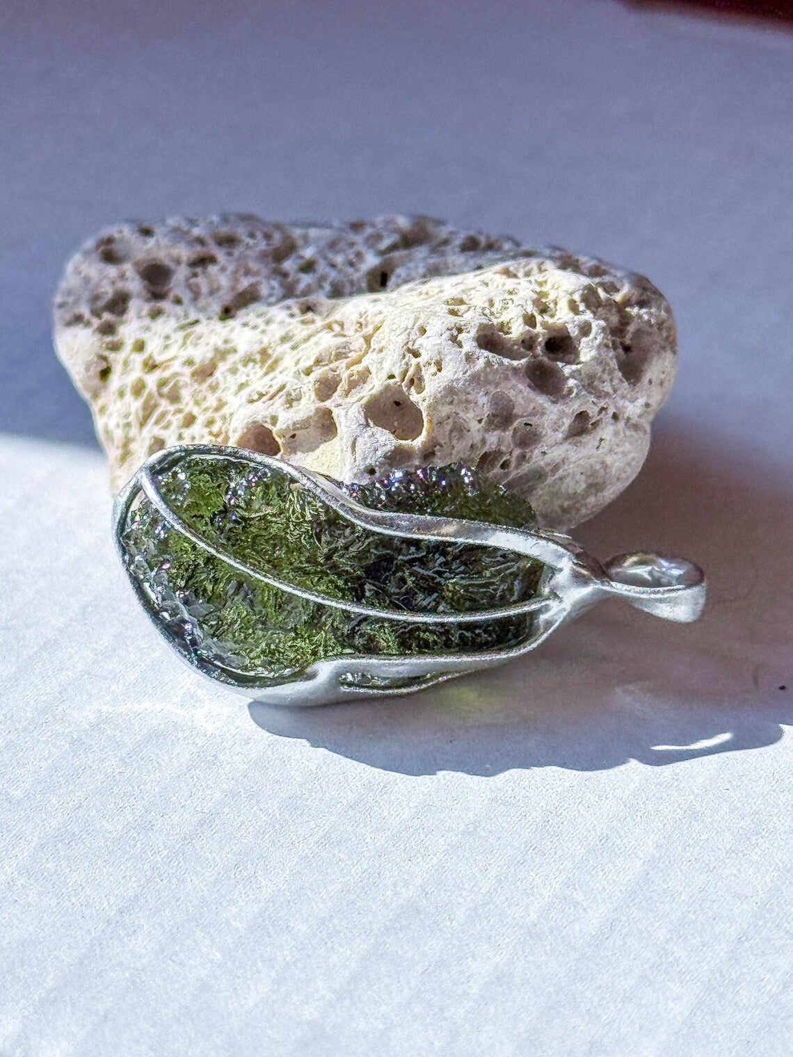 Moldavite pendant, 2.9g, Nesměň