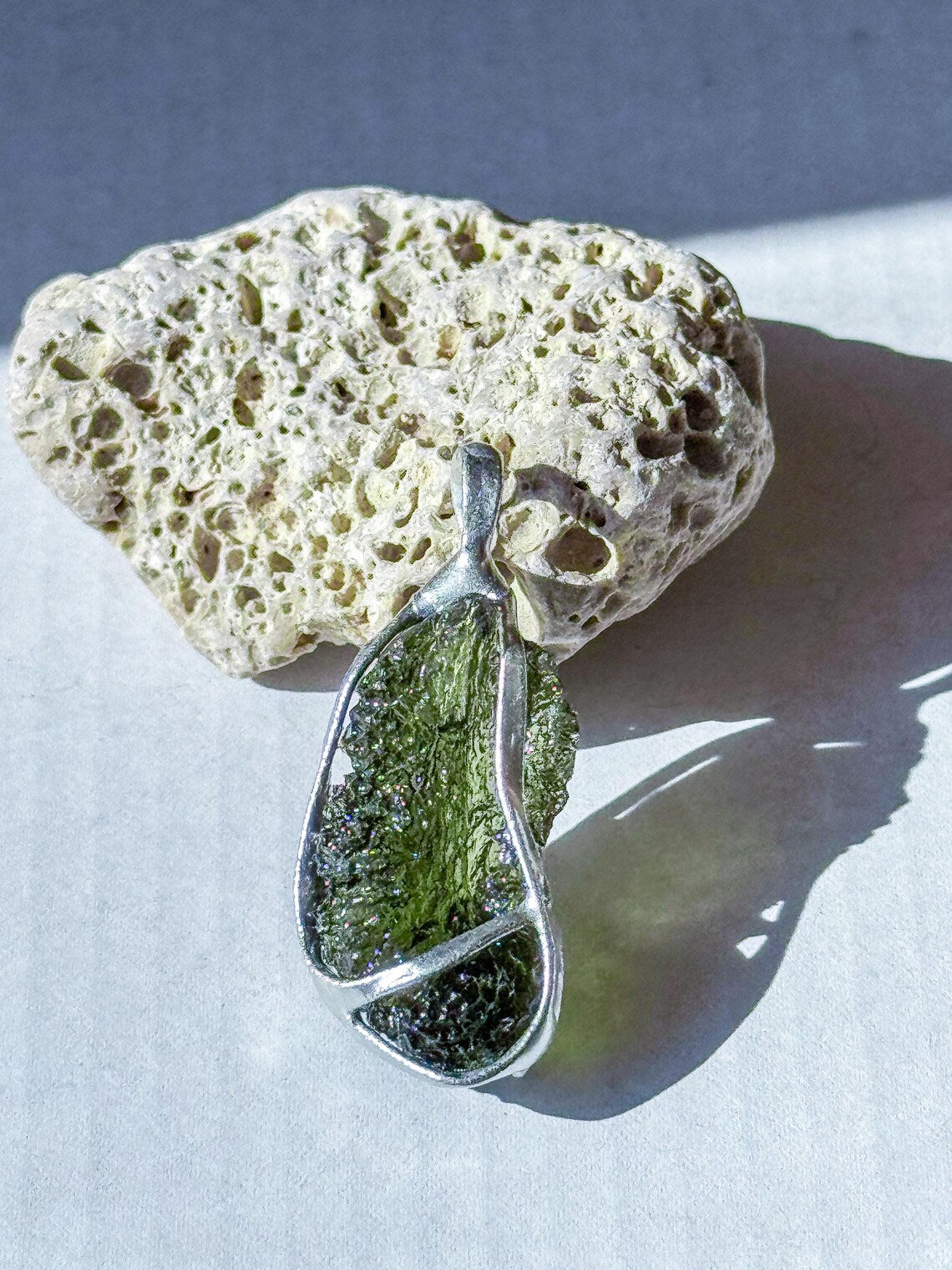 Moldavite pendant, 2.9g, Nesměň