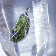 Moldavite pendant, 2.9g, Nesměň