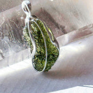 Moldavite pendant, 2.9g, Nesměň