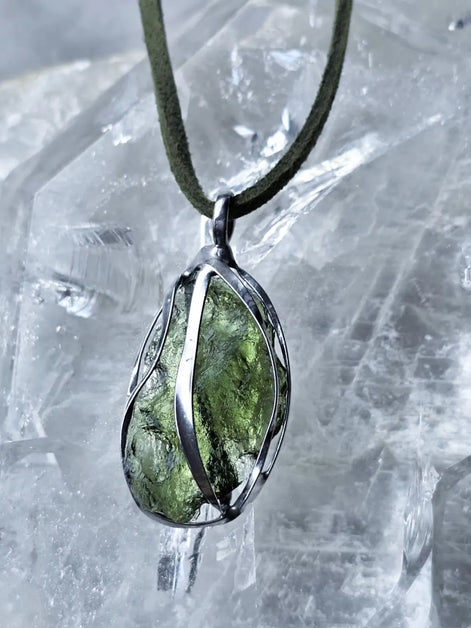 Olive-Green Moldavite Pendant, Vrábče, 2.90g