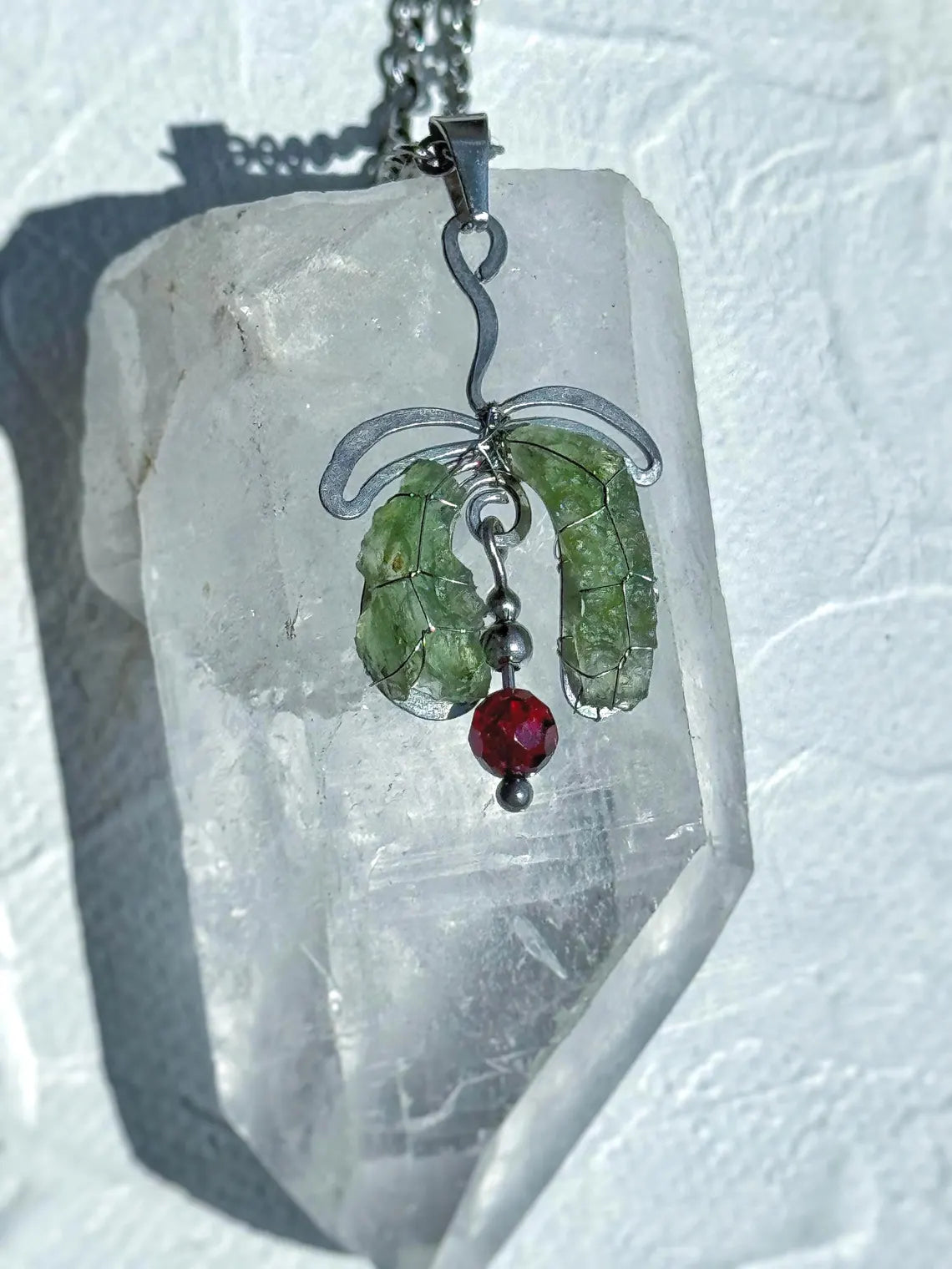 Moldavite & Garnet Pendant, Nesměň, 1.50g