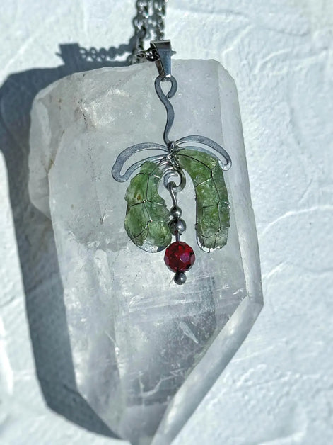Moldavite & Garnet Pendant, Nesměň, 1.50g