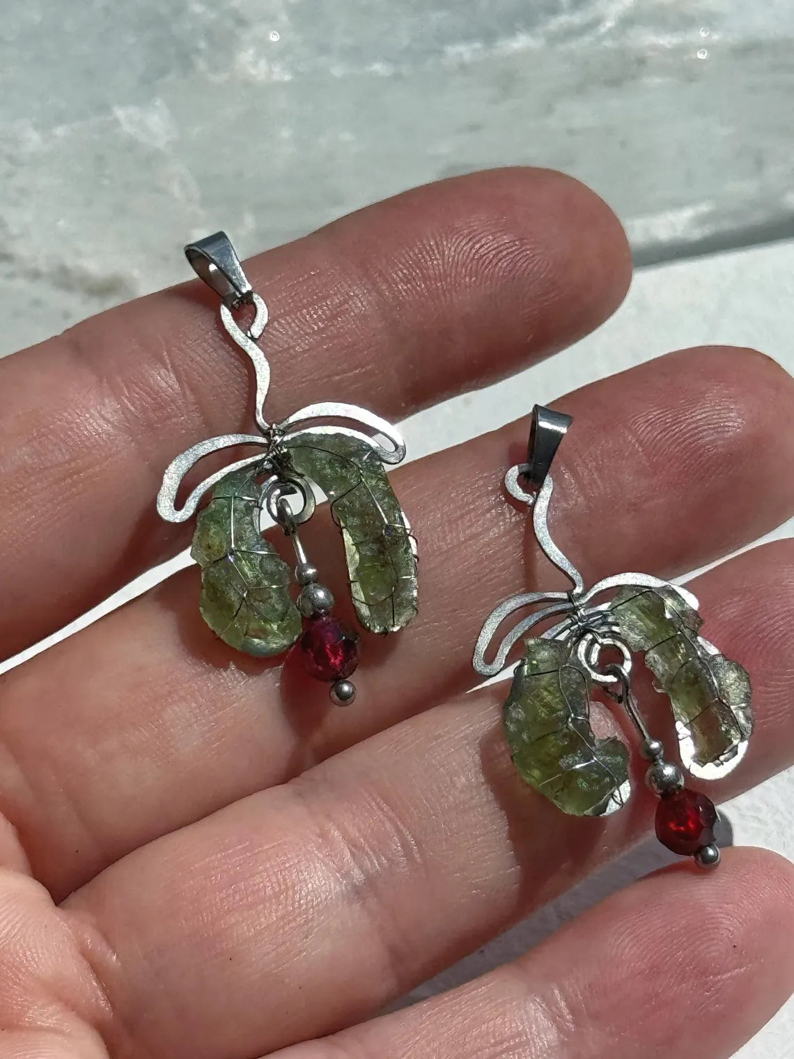 Moldavite & Garnet Pendant, Nesměň, 1.50g