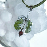 Moldavite & Garnet Pendant, Nesměň, 1.50g