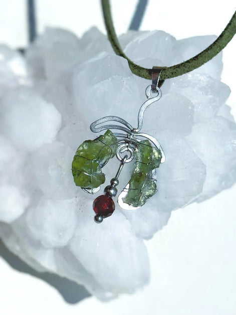 Moldavite & Garnet Pendant, Nesměň, 1.50g