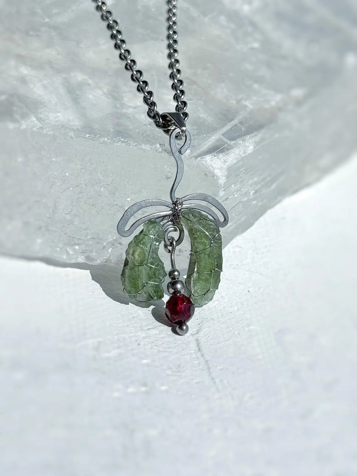 Moldavite & Garnet Pendant, Nesměň, 1.50g
