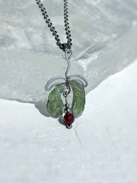 Moldavite & Garnet Pendant, Nesměň, 1.50g