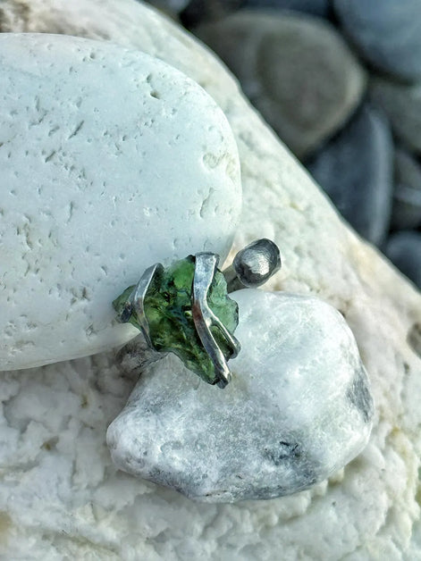 Sculptural Moldavite Ring, Chlum, 0.70g