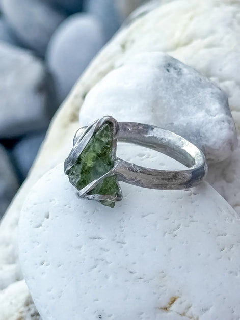 Sculptural Moldavite Ring, Chlum, 0.70g