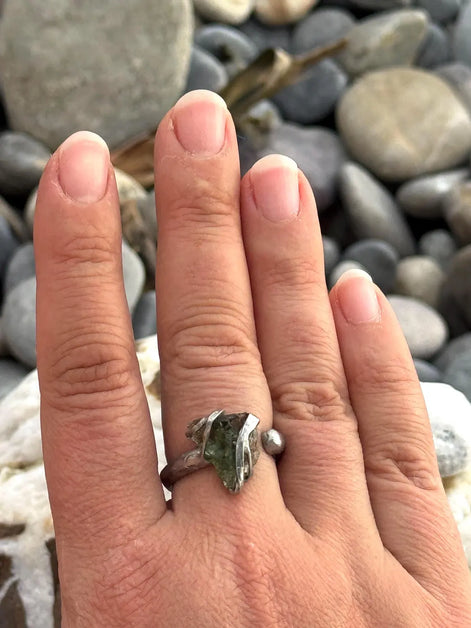 Sculptural Moldavite Ring, Chlum, 0.70g