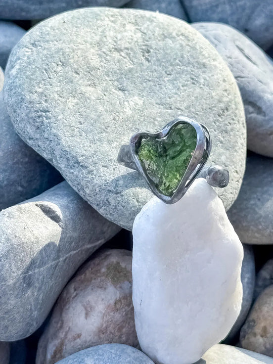 Moldavite Heart Ring, Nesměň, 0.94g