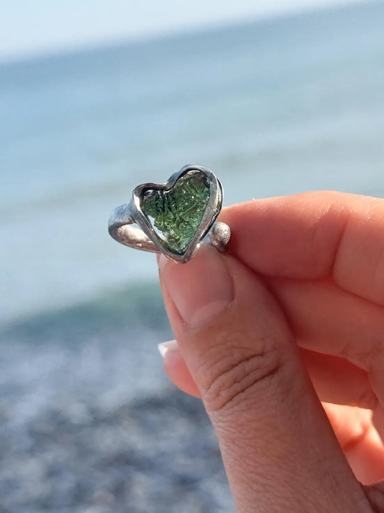 Moldavite Heart Ring, Nesměň, 0.94g