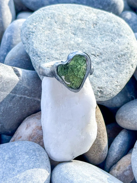 Moldavite Heart Ring, Nesměň, 0.94g